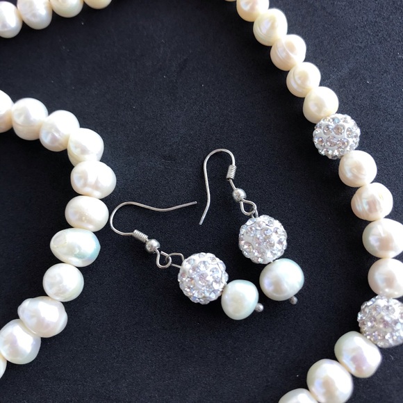\\ 3 Piece Pearl and Rhinestone Jewelry Set - Picture 2 of 3